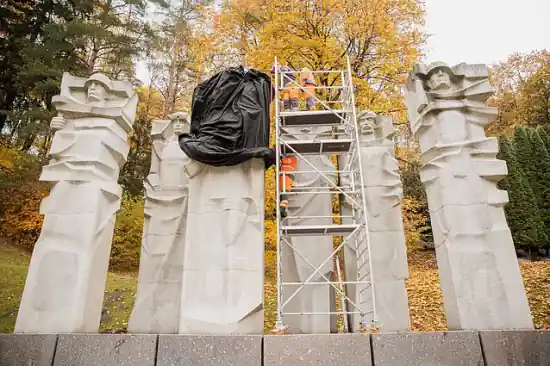У Вільнюсі почався демонтаж найбільшого меморіалу радянським військам попри позицію комітету ООН